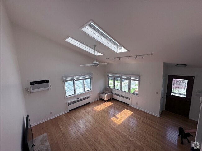 Building Photo - 414 E Chester St Rental