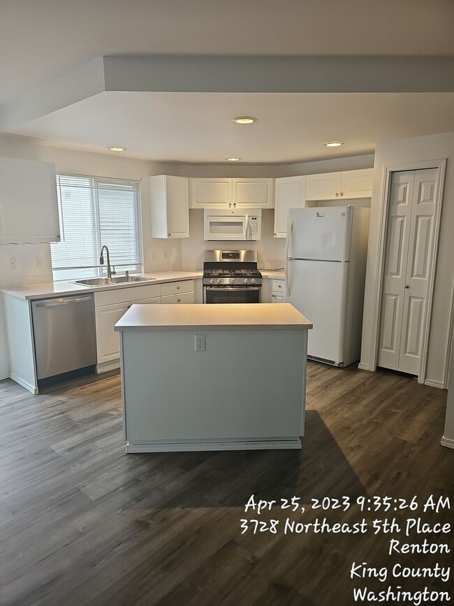 Photo - Renton highlands 2 story home for rent, 3 bedroom 2.5 bath with 2 car garage, Avail April 15th!