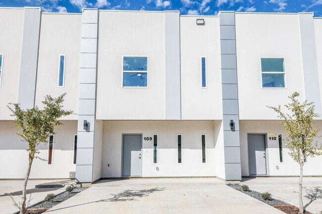 Building Photo - 1011 Emerald Valley Dr Unit 109 B