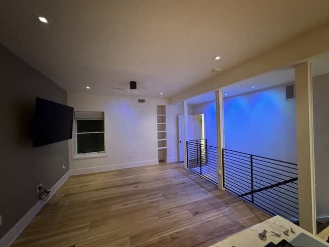 Photo - 32 E Court St