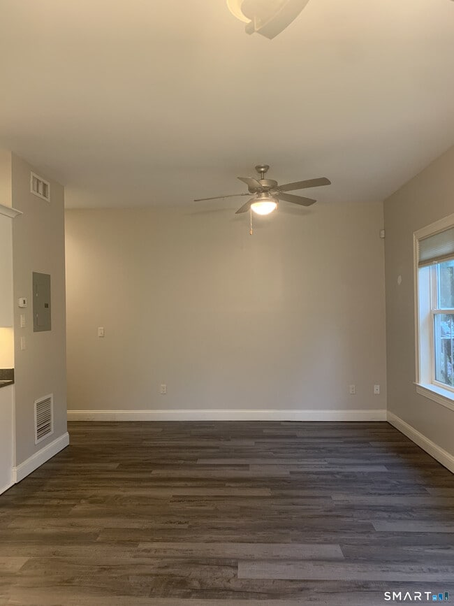 Photo - 105 Edgewater Cir