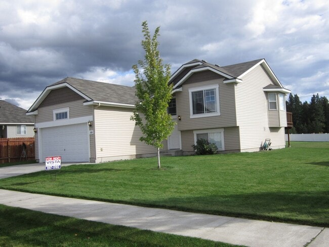 Building Photo - 4 bed, 3 bath home located in the Sunshine Meadows Neighborhood, Coeur d'Alene
