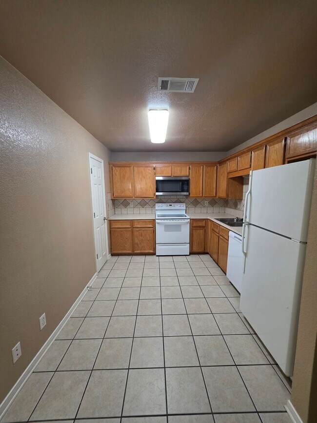 Photo - 3 Bedroom / 2 Bath Duplex – NEW FLOORING IN THE BEDROOMS