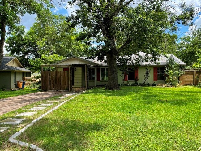 Building Photo - 3003 Burning Oak Dr Rental