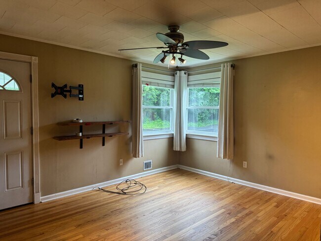 6 Logan Ln