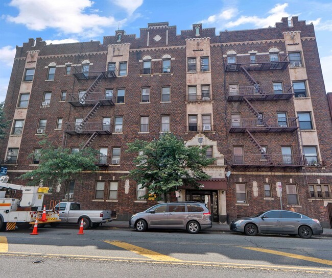 Building Photo - 821 Bergen Ave Unit B5