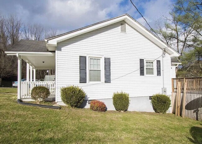 Photo - Small Cottage in quiet neighborhood.