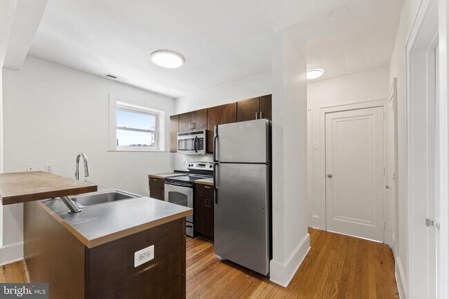 Building Photo - 5150 Ridge Ave Unit 2