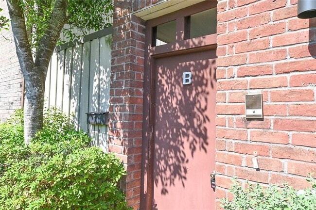 Building Photo - Stylish Townhouse in Prime Location – Walk...