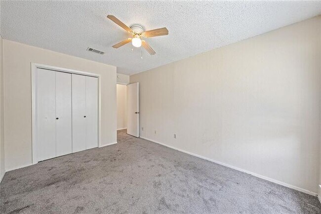 Photo - 1015 E Yager Ln