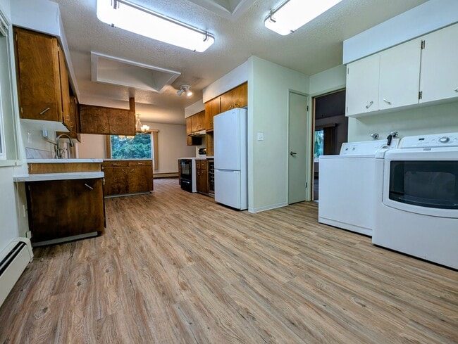 kitchen and flex space - 2575 Yew Street Rd Unit 2600