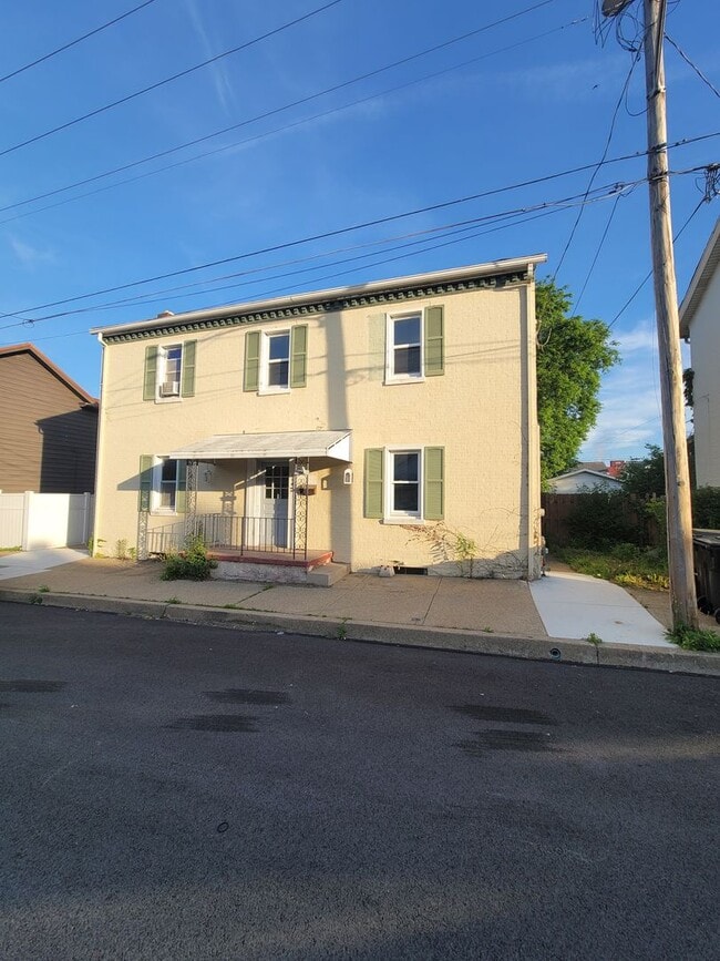 Building Photo - 114 Thompson St Unit 2