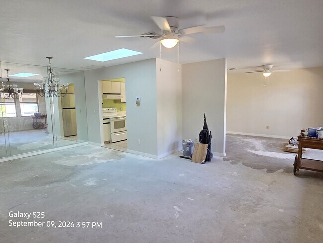 Photo - 691 Centre Ct SW