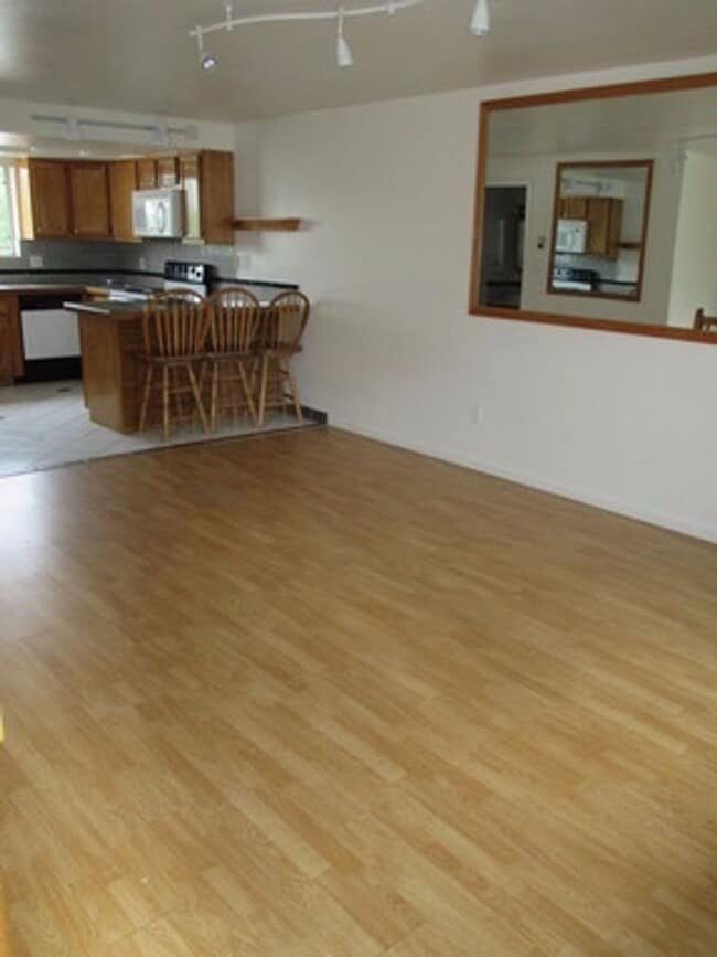 Building Photo - Pet-friendly & spacious 2 BD/2 BA in great... Unit 660-103