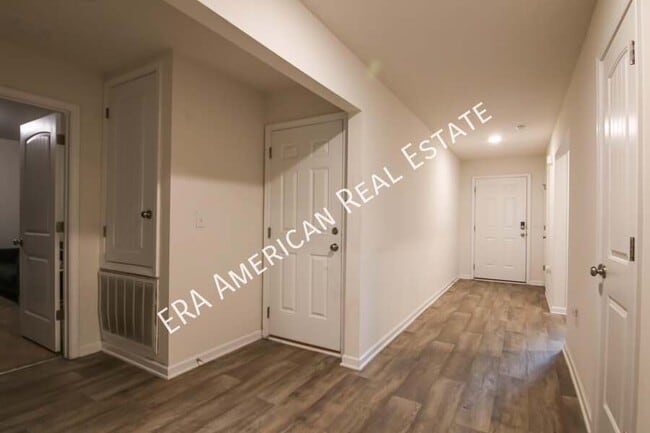 Photo - 808 Moorhan Way-