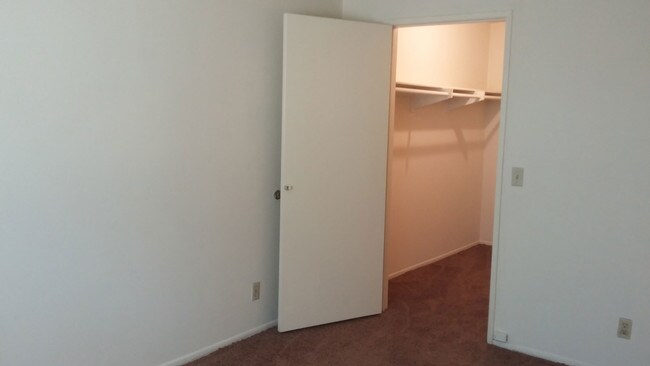 Vestidor - 16808 Sherman Way