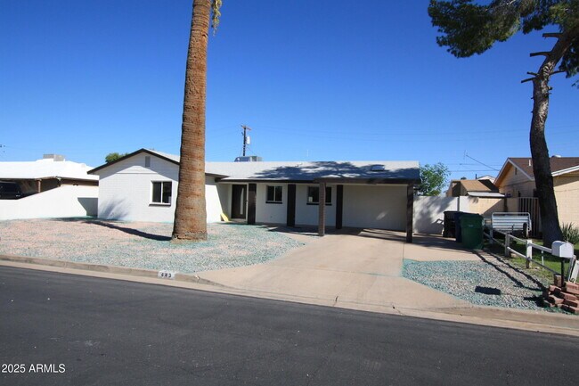 Building Photo - 443 N Sycamore