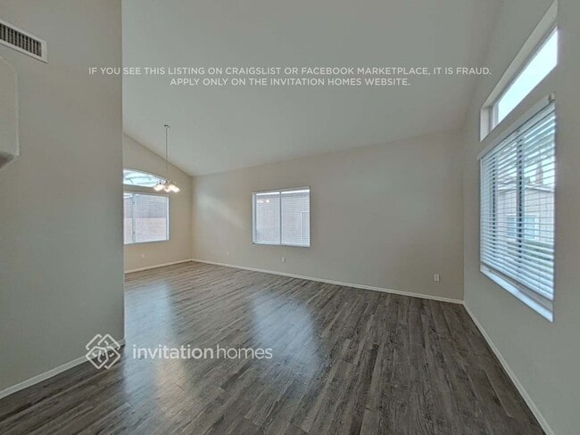 Photo - 327 Greenleaf Glen St