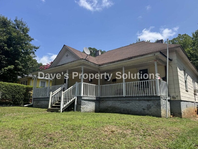 Building Photo - Spacious & Refreshed 1 Bed, 1 Bath Duplex | High Ceilings & Ample Parking! Unit A