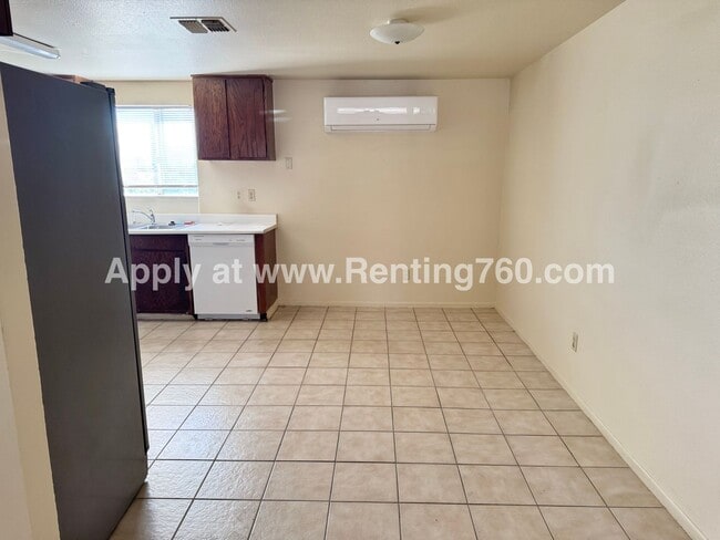 Photo - Spacious 2 Bed 1 Bath Home With Indoor Lau... Unidad B - 5827 Bagley Ave