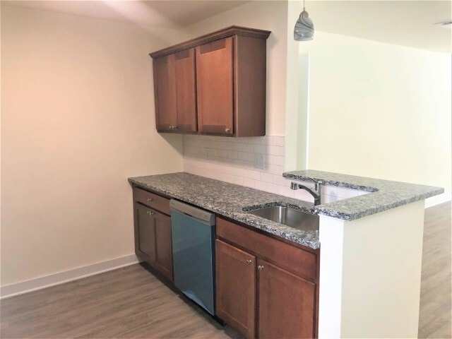 Con amplio espacio en el mostrador y gabinetes. - Sunrise Solars Apartments