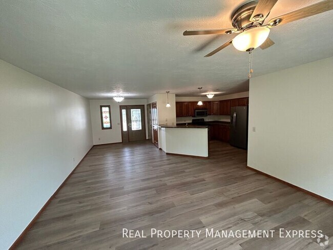 Building Photo - 2 Bedroom, 1 Bath Townhome with Amenities!