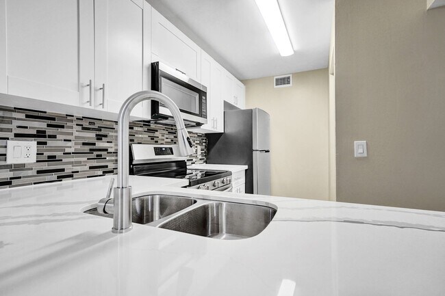 Photo - Fully Renovated 3BD/2BA in Lakes of Jacaranda - Plantation Unidad 101