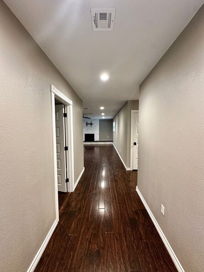 Building Photo - Lawn Care & WiFi Included