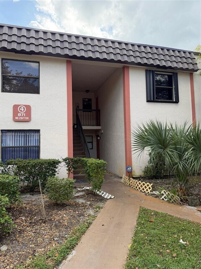 Building Photo - 871 NE 207th Terrace Unit 4-204