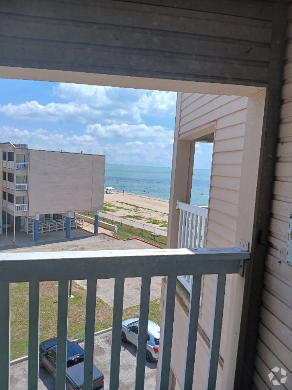 Building Photo - 3938 Surfside Blvd Rental