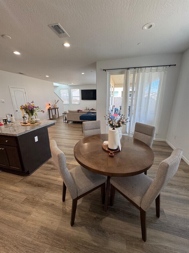 Photo - 761 S Kandarian Ave