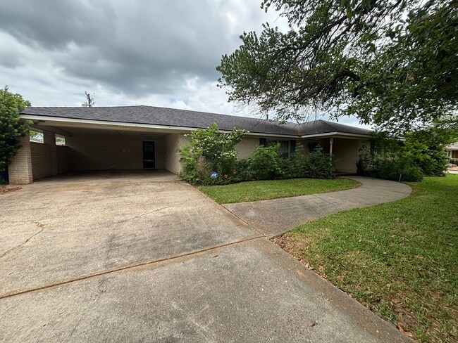 Building Photo - Beautiful 3 Bedroom Broadmoor Home