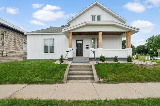 Building Photo - 25 Seward Ave NW Unit 2