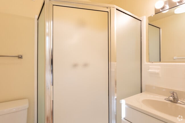 2BR, 2BA - 870 SF