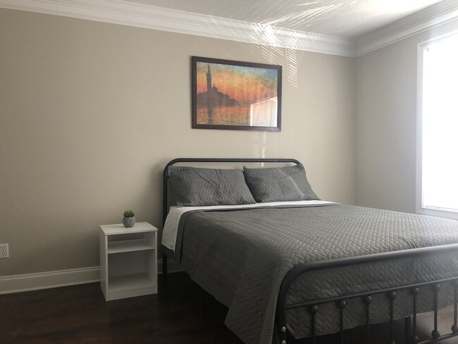 Queen bed with en-full bathroom - 3715 Willow Falls Way Unidad condo