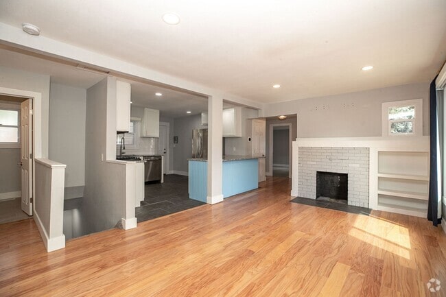 Building Photo - Renovated ranch style home home near Lake ...