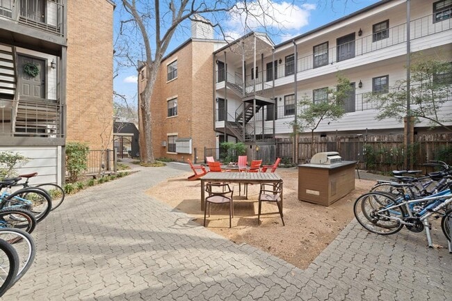 Photo - 203 E 31st St Unidad 308