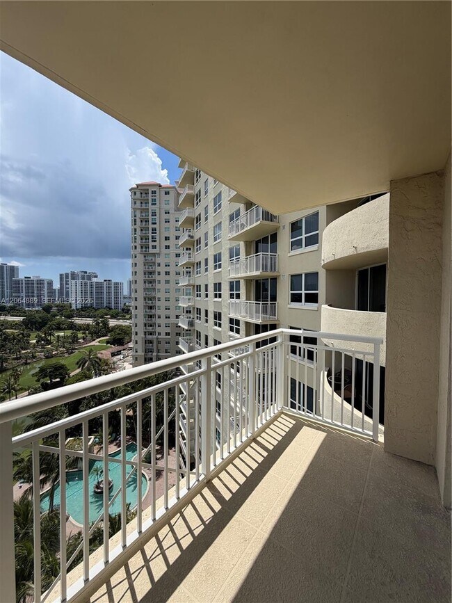 19501 W Country Club Dr Unit 1215