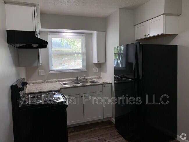 Building Photo - 218 Bridge St Unit C Rental