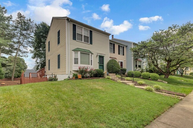 Building Photo - Beautifully Updated End-Unit Townhome in P...