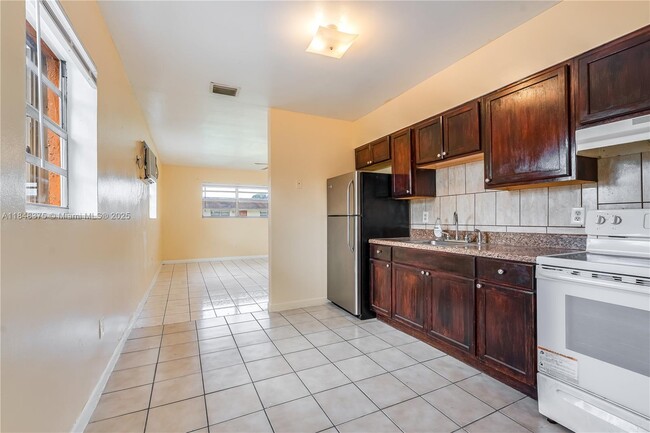 Building Photo - 5926 SW 27th St Unit A Rental
