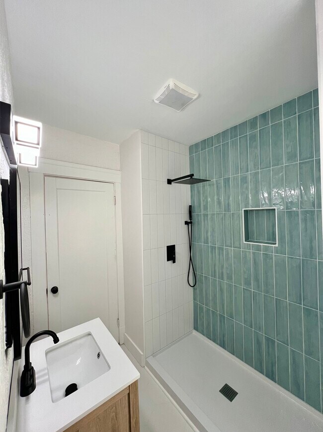 Photo - 1272 Fry Ave Unidad Down