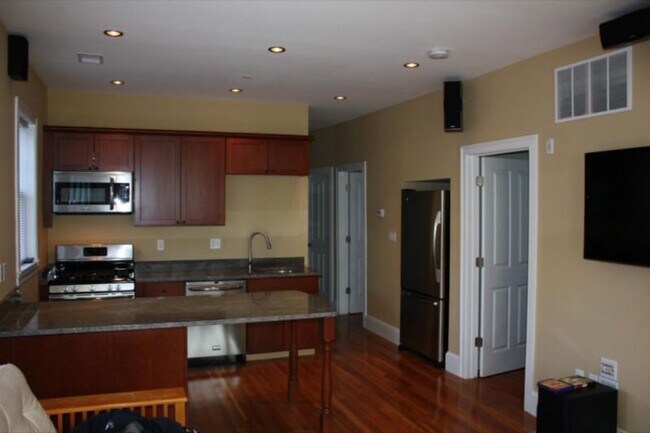 Building Photo - 148 Hillside St Unit 3