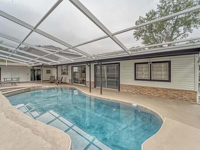 Building Photo - Riverside Heights Pool Home | Across from the Hillsborough River