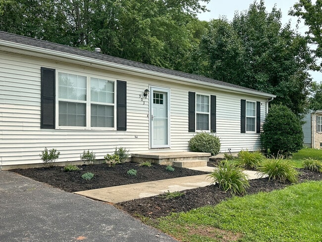 Exterior - Walkway - 903 Queens Ct