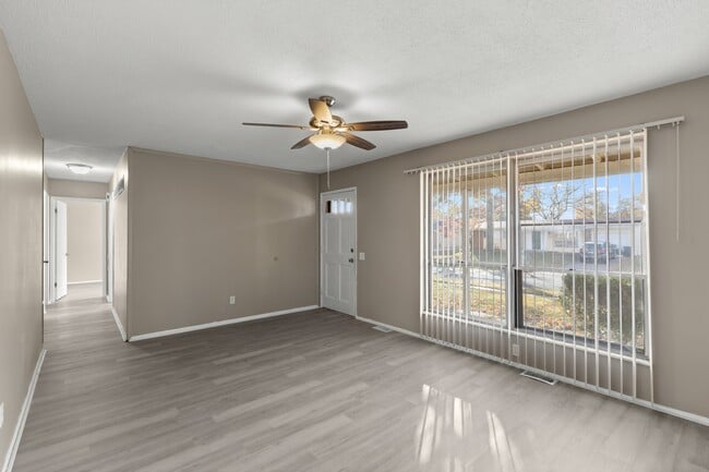 Photo - 695 Charvel Dr