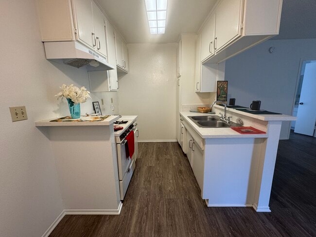 Kitchen - Halsted Garden Apartments