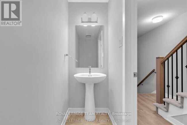 Photo - 1004 Parnian Private