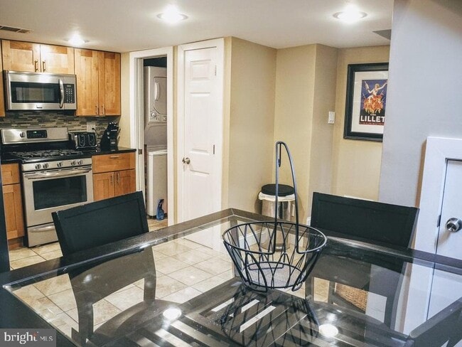 Building Photo - 1933 Rodman St