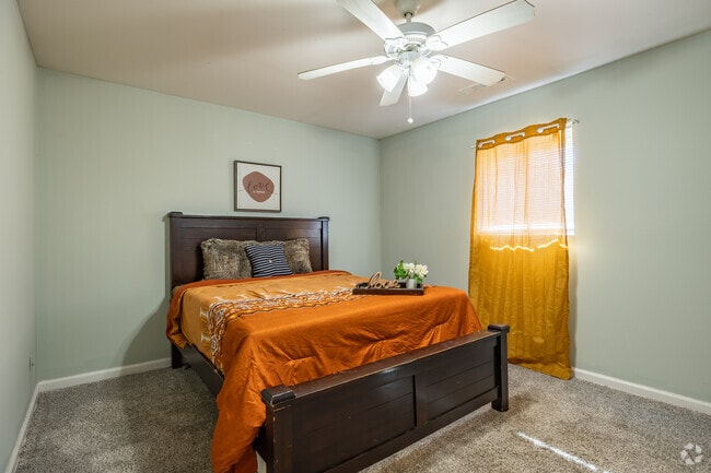 2BR, 1BA - 900SF